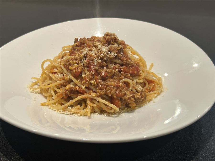 ボロネーゼ。ひき肉とトマトのソースに、粉チーズをかけたパスタ。