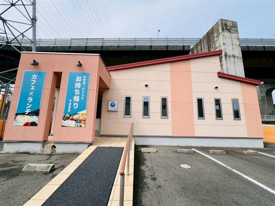 カフェレストラン稲空の外観。入口までスロープと手すりがあり、手前が駐車場です。