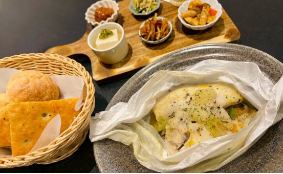 白身魚のパピヨット。紙包み焼きにした白身魚と野菜。