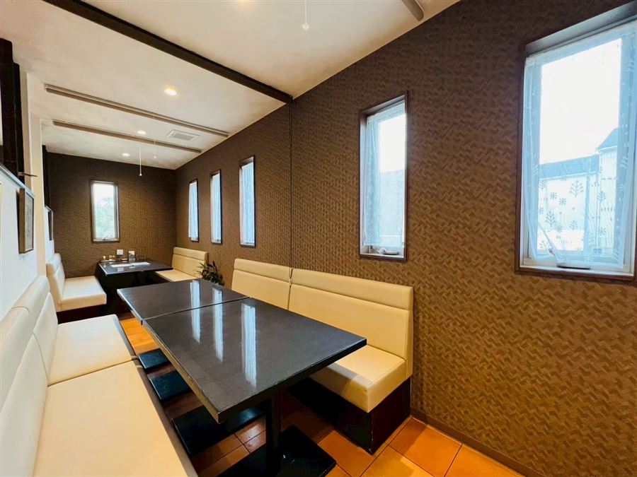 長いソファー席とテーブルが並ぶ店内。団体のお客様や宴会にお使いいただけます。