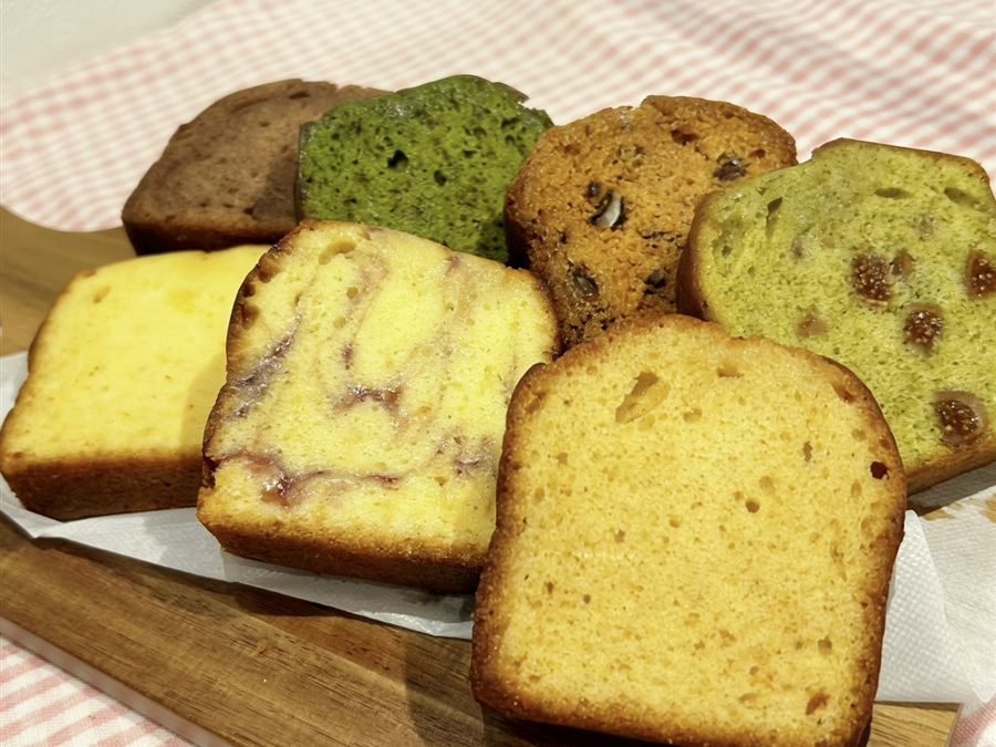いろいろな味のパウンドケーキ。プレーン、抹茶、いちじく、ココア、ベリーのマーブルなどが並んでいます。