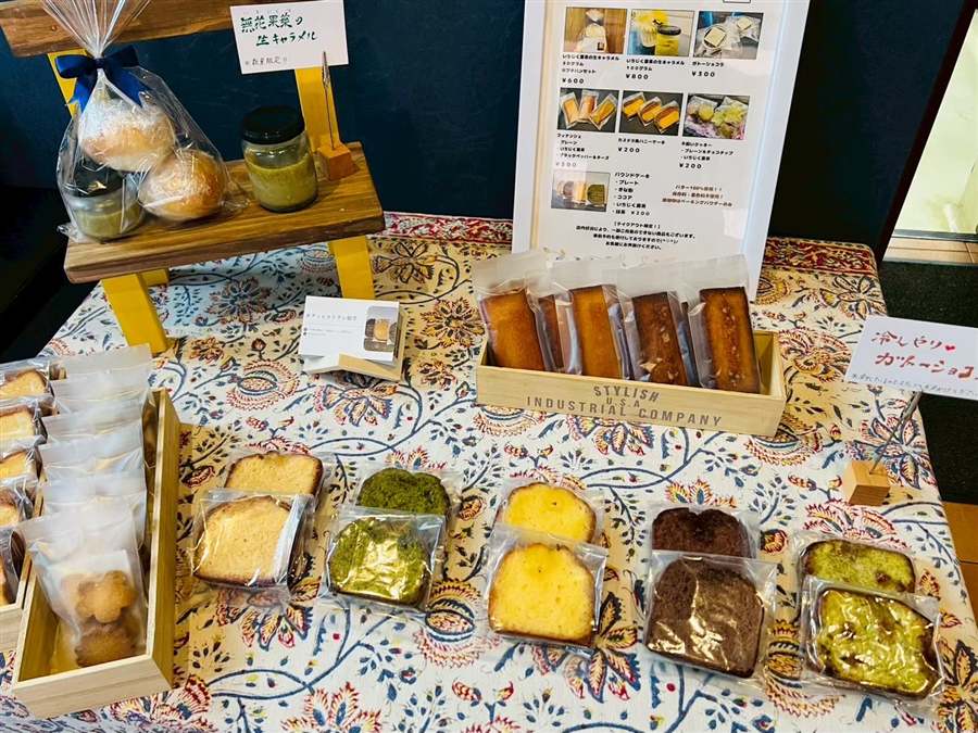 焼き菓子の売り場。パウンドケーキ、フィナンシェ、いちじく葉茶の生キャラメルが並んでいます。